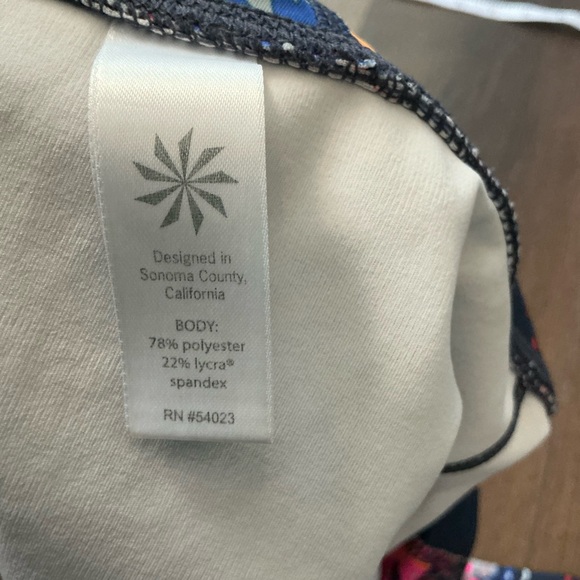 Athleta Lava Sonar Capri Multicolor Leggings Medium - Picture 7 of 9